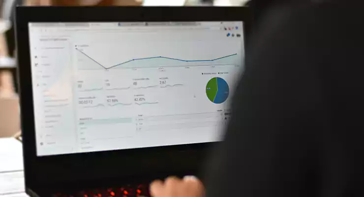Trabalhador verificando o visitante de tráfego do site no Google Analytics
